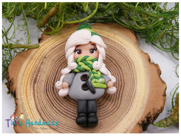 Broșă "Fetiță cu fular verde" - Tinna Handmade
