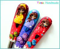 Linguriță personalizată "Păpușă cu fluturași" - Tinna Handmade
