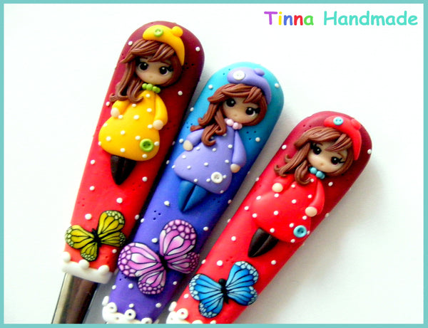Set tacâmuri personalizate "Trei Fete cu Fluturi" - Tinna Handmade