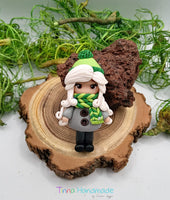 Broșă "Fetiță cu fular verde" - Tinna Handmade