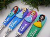 Set 4 tacâmuri personalizate Prințese Disney | Ariel, Elsa, Cenușăreasa & Albă ca zăpada - Tinna Handmade